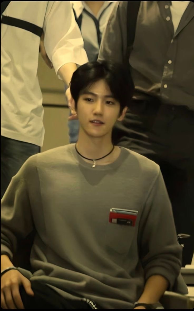 초커 ㅋㅋ 껙....
목이 얇아서 어떤초커를 차도
훌렁훌렁목걸이가돼 << 아 존꼴