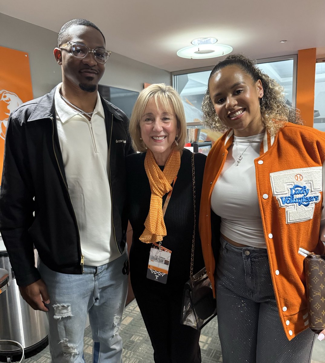 DondePlowman's tweet image. Loved welcoming @Vol_Softball LVFL Rylie West and @Vol_Football VFL Hendon Hooker home sweet home to Rocky Top! Glad to have them here cheering on @Vol_Hoops!

#GoVols #GBO