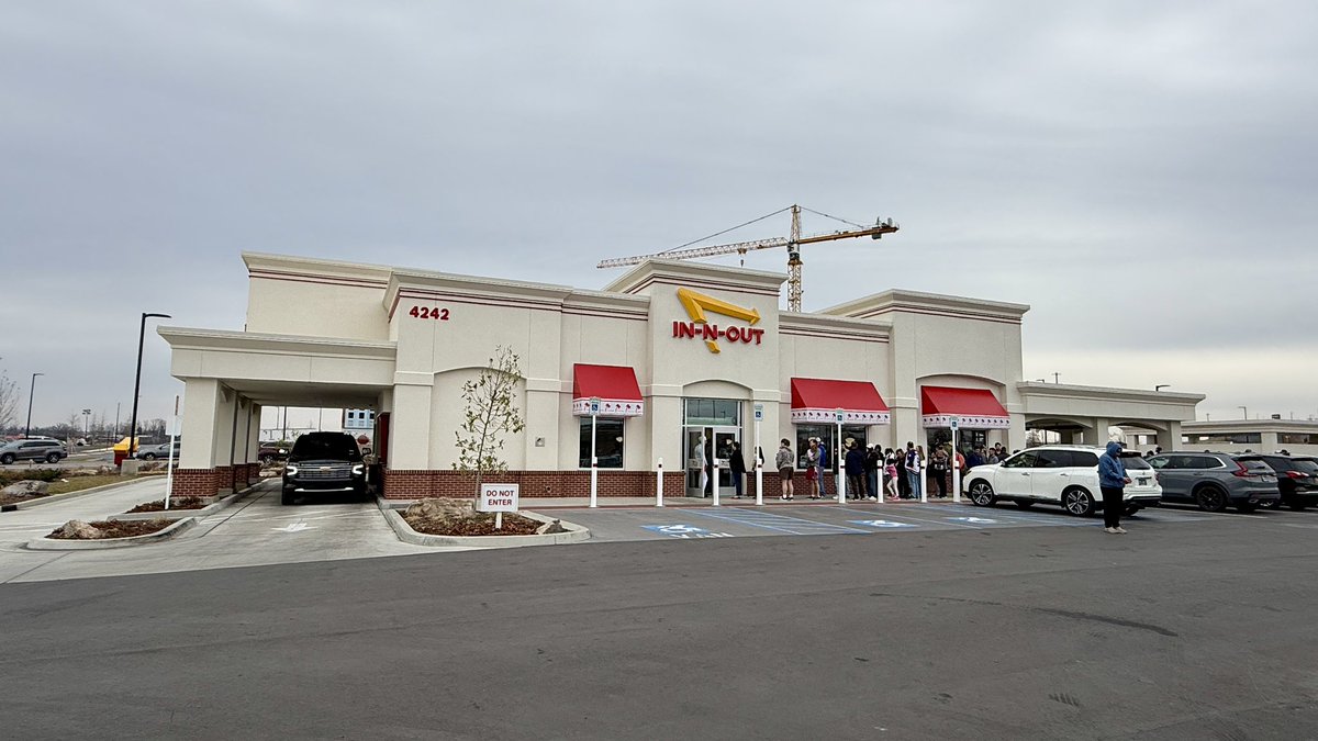 lead230's tweet photo. Ate at @innoutburger in Century Farms location in #Antioch #Tennessee for Valentine 💘 Day lunch. Don’t understand the crowds &amp; craziness! 📸 Lee Roberts https://t.co/MyMCgJhpqQ