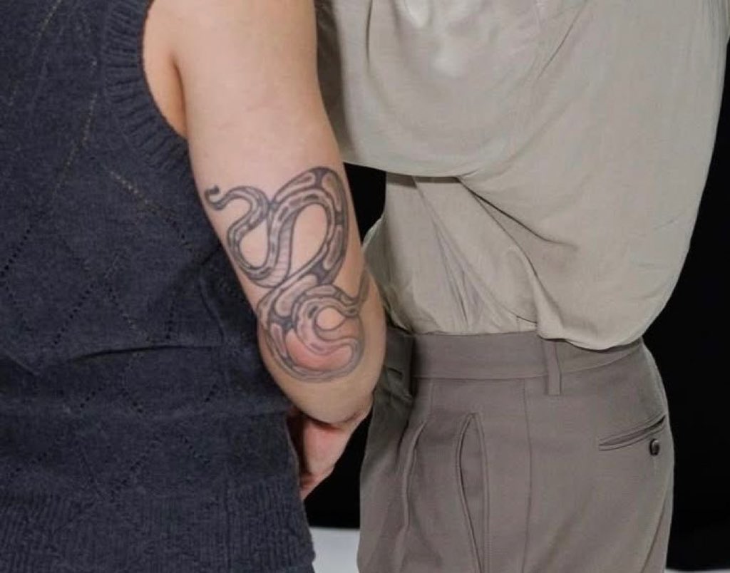 sabe quem também tem tatuagem igual… o mais engraçado é que eles tinham essa tatuagem antes mesmo de se conhecer, soulmates.