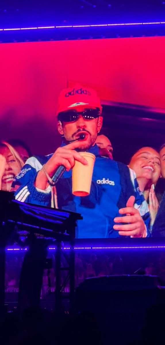 BadBunnyBrasil's tweet image. ‘Una Vez’ é a música especial do segundo show da ‘DtMF World Tour’ na Argentina. 🇦🇷🔥