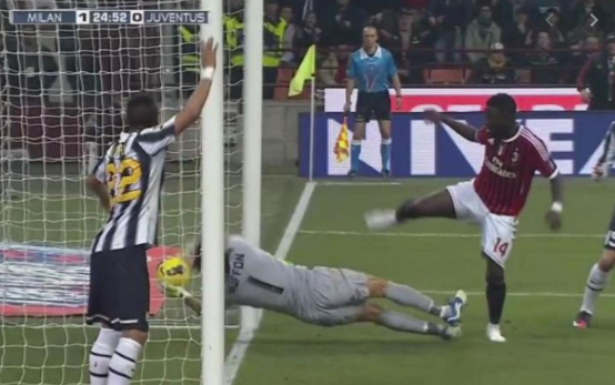 sunday_ky's tweet photo. Agli juventini che gridano allo scandalo ricordo quel gol del Milan annullato con la palla già entrata in rete.
Eeeeehhh all'epoca gli arbitri andavano benissimo. Chissà come mai. 
#InterJuventus https://t.co/MheNSlJret