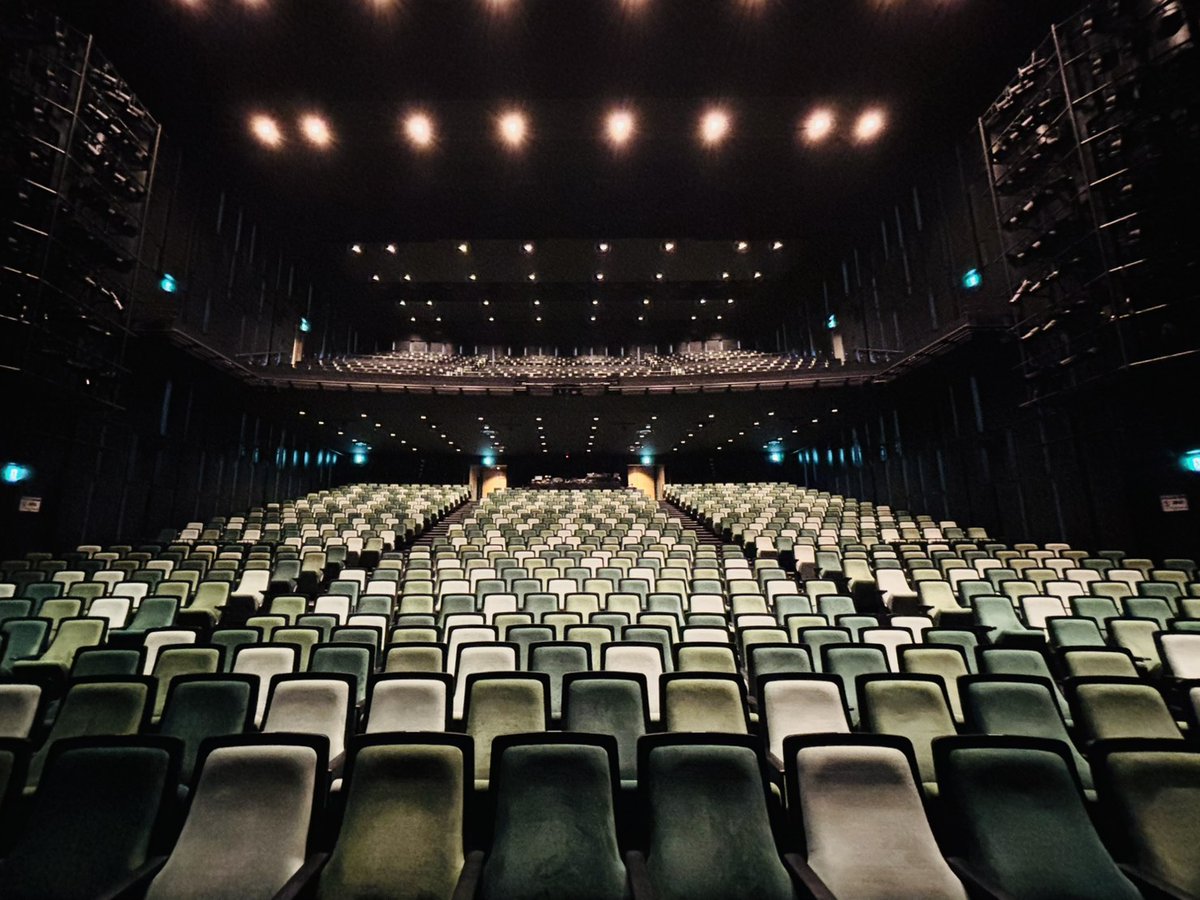 ￣＼静かなる夜半の寝ざめ＼＿
大阪公演千秋楽となりました。本日は＜13:00公演＞です。

本日昼公演のチケットをお持ちのお客様向けの事前物販は＜10:30＞より開始予定です。
チケットをお持ちでないお客様は1部上演中物販をご利用くださいませ。

空調の関係でお席によって寒暖差がございます。