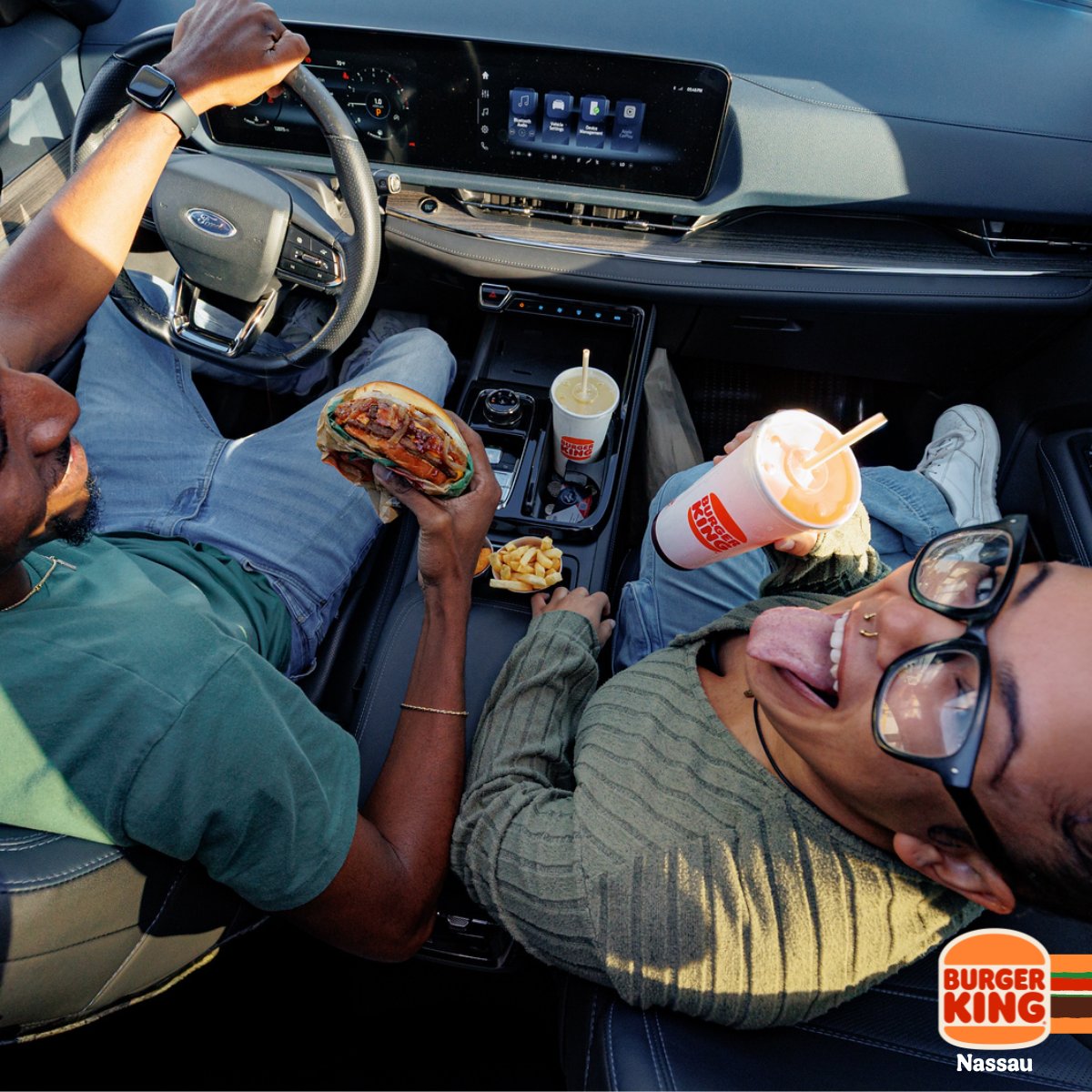Two burgers. Onion rings. Good company. That’s a date. 😍👑

#BurgerKingNassau #BKDateNight
#OnionRings #NassauEats