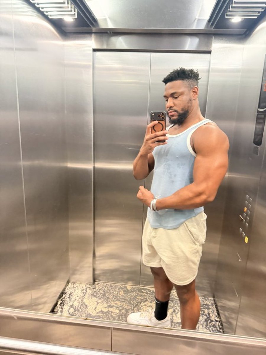 roxascalum1's tweet photo. Can I come spend the night with you 💪🏾😔✊🏾🔥 https://t.co/t7F53txhQu