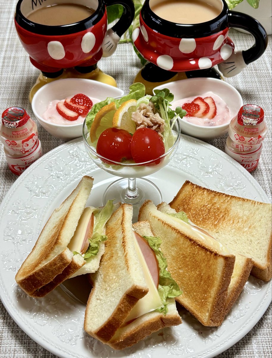 maki11201120's tweet photo. 私「何たべたい？」
旦那様「ハムとレタス挟んでるやつ」
私「おけまる〜」

そんな朝です♪

ハム・レタス・チーズのホットサンド
いちごヨーグルト
ヤクルト

今日も楽しい休日を
お過ごしくださいね-ᰔᩚ 

 #おうちごはん𓎩𓌉𓇋 https://t.co/TYaPLJnk7a