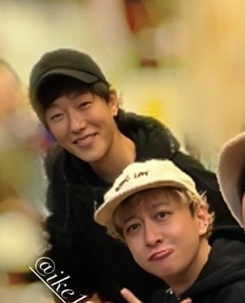 아ㅁㅊ 구석에 귀여운 남자 잇음