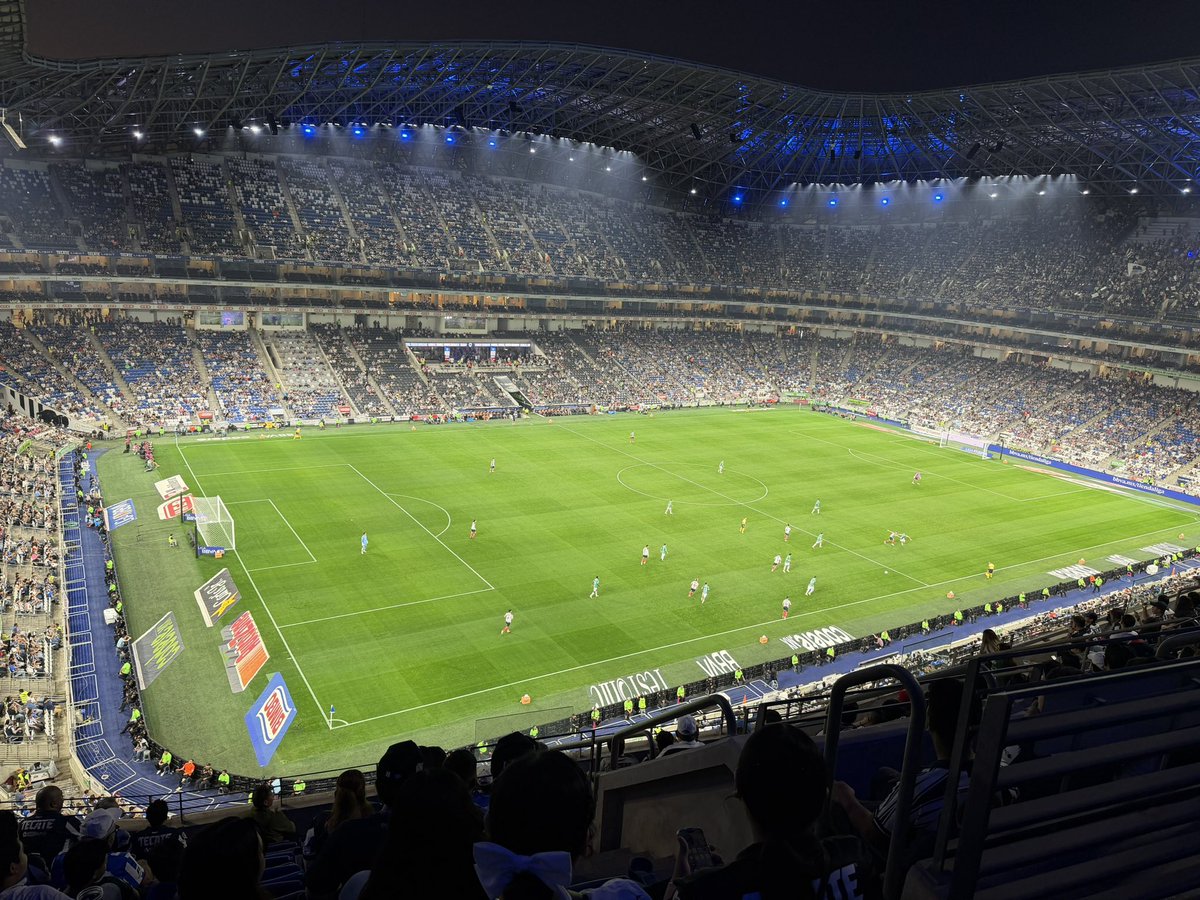 LouisRSOlenick's tweet photo. Cuando la cosa va mal, aquí en el Coloso de Acero es donde menos se espera que se revierta. Una cancha que ha sido nuestro coco. Sorpréndenos, @clubleonfc. 

🦁💚🤍⚽️

#FieroViajero #LEOvsMTY #CL26 #J6 @clubleon_en @TheLionsDenPod @daleleon_mx @Terr_Esmeralda @PacoVela14 https://t.co/27lVsPcSHt