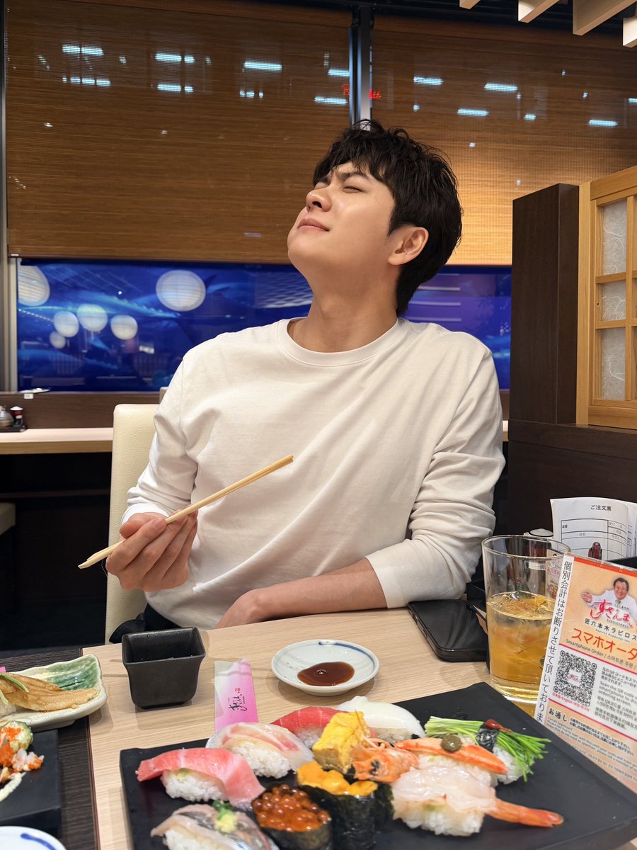 🎤 자 그리고 그 옆 사진인데 
       광고를 찍는 듯한 사진이 나왔습니다만 
       이건(어떤 사진)?
💚 아 저 사진은 도쿄에 도착하자마자 
       배가 너무 고파서 바로 스시집으로 갔어요 
       그리고 제가 평소에도 초밥이랑 스시를 
       너무 좋아해서 절대 연출된 표정이 아니에요!