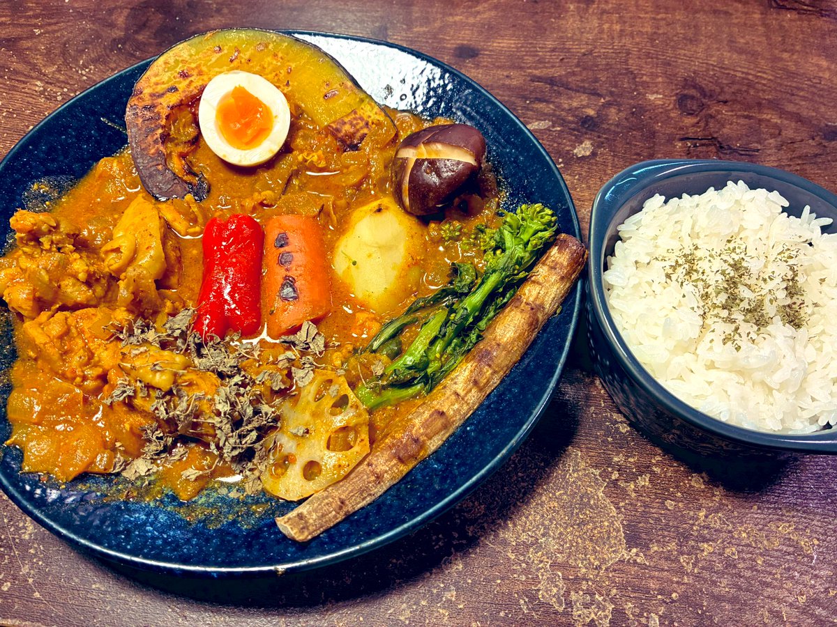 herecomesmoon's tweet photo. 週末カレー
皆様おつカレー🙋‍♂️様です　
今日はチキンカレー作成
カボチャ半熟卵しいたけ
赤パプリカ人参ジャガイモ
菜の花ゴボウレンコン鶏肉
ホクホクのカボチャと
別焼きの菜の花が😋旨い
#カレー #スパイスカレー https://t.co/sG4ItJ1I2i