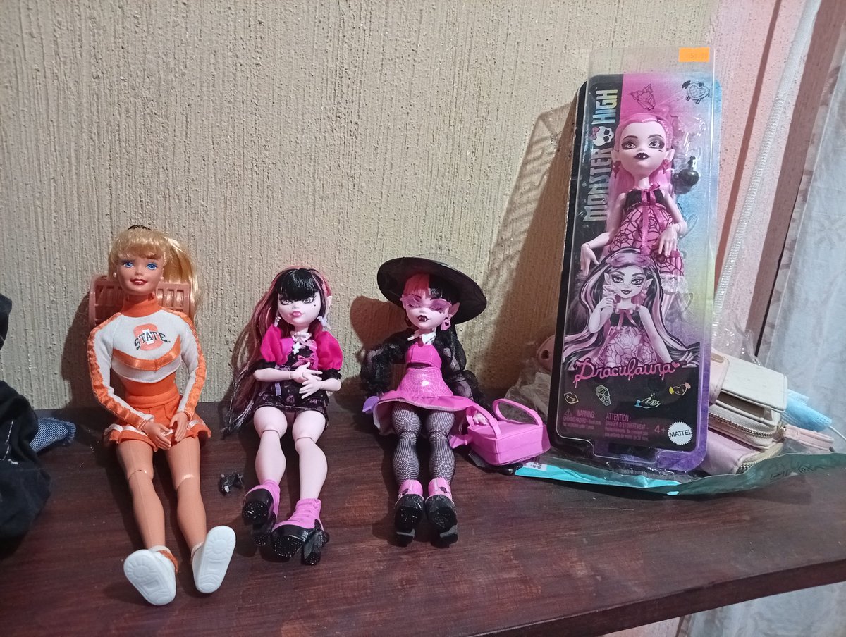 Mi pequeña colección de muñecas que siempre quise (la porrista me la encontré en una venta de garage cerca de mi casa y está muy linda) 🥹 estoy feliz