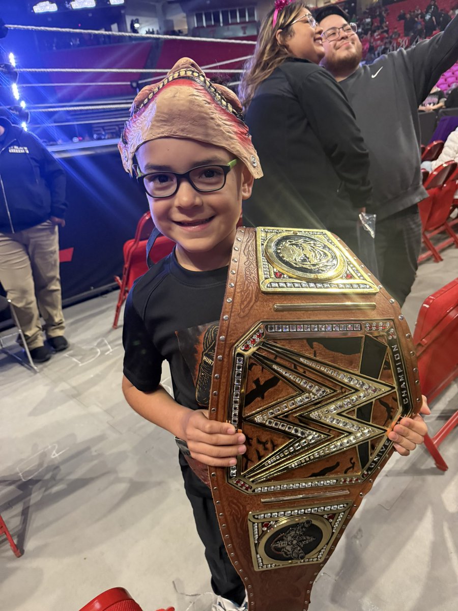 alli_8833's tweet photo. #WWELubbock The Fiend in the house!!!!! https://t.co/UvIrt7xXji