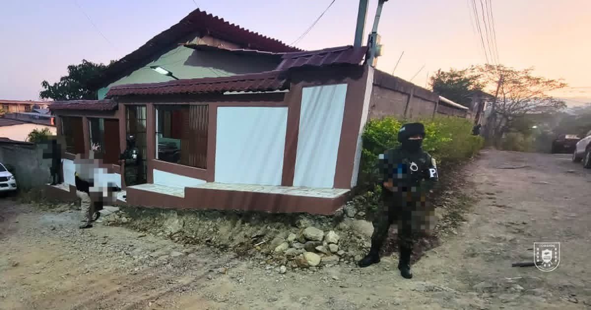 FFAAHN's tweet image. #SoluciónContraElCrimen | Las #FFAA, a través del Comando de Operaciones de Apoyo Institucional (C-11), con efectivos de la @PMOPHN y la Fuerza de Tarea Conjunta Maya Chortí, en apoyo a la Agencia Técnica de Investigación Criminal #ATIC, ejecutaron un allanamiento en el municipio