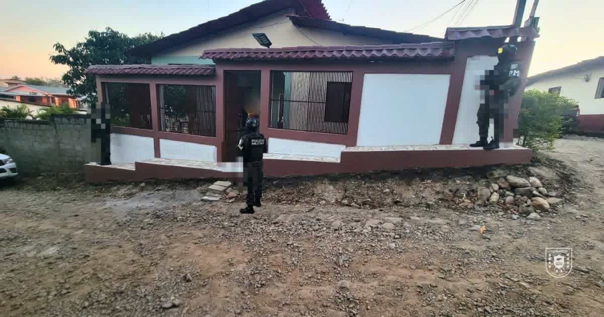 FFAAHN's tweet image. #SoluciónContraElCrimen | Las #FFAA, a través del Comando de Operaciones de Apoyo Institucional (C-11), con efectivos de la @PMOPHN y la Fuerza de Tarea Conjunta Maya Chortí, en apoyo a la Agencia Técnica de Investigación Criminal #ATIC, ejecutaron un allanamiento en el municipio