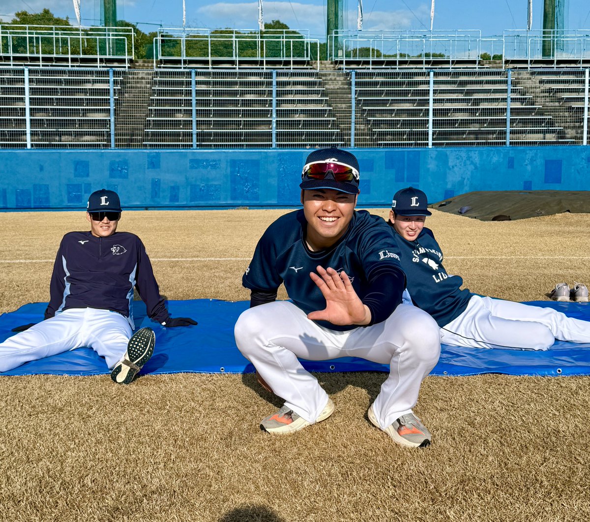 lions_official's tweet photo. キャッチャーの構えで写真を撮った #是澤涼輔 選手！
#佐藤爽 投手と #篠原響 投手が後ろから優しく見守ります！

#埼玉西武ライオンズ #seibulions #打破 #南郷春季キャンプ https://t.co/KYpVHX1LAB