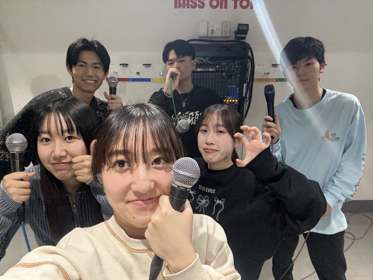 fruitsnotenews's tweet photo. ✨️協賛店舗紹介✨️
【BASS ON TOP 天王寺店】
アカペラ・ダンス・ピアノなど幅広い用途に対応した練習環境が整うスタジオ🎤
設備がとても充実しており、日頃からサークル員にとって欠かせない存在です!🔥
#FruitsNote
#WinterLive2025
#うたごえ書店 https://t.co/2jmGQmayw4