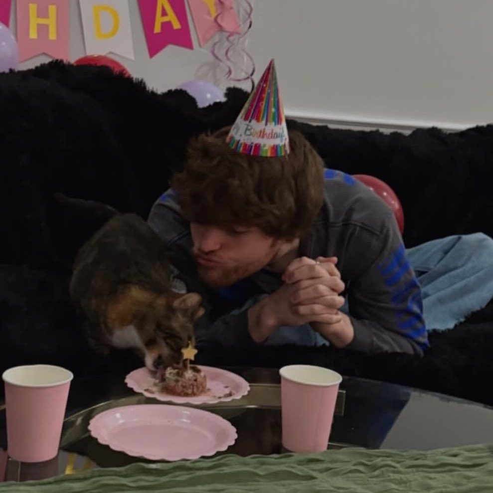 him and his little baby 😭😭😭😭😭😭😭 so so cute