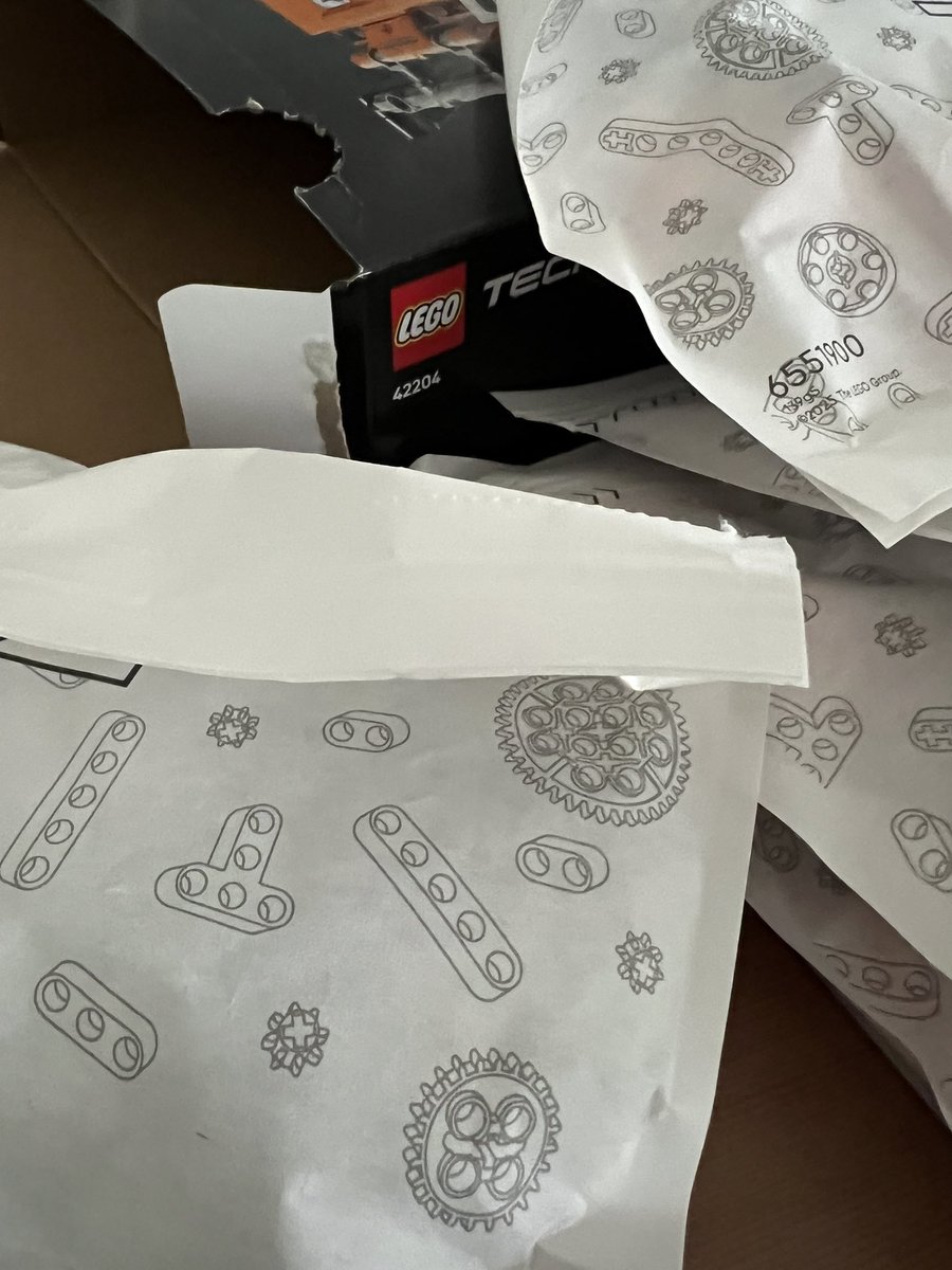 Who needs love when lego exists. Haven’t built with it for a very long time but got this as a gift a little bit ago and feels like the perfect time to start it.