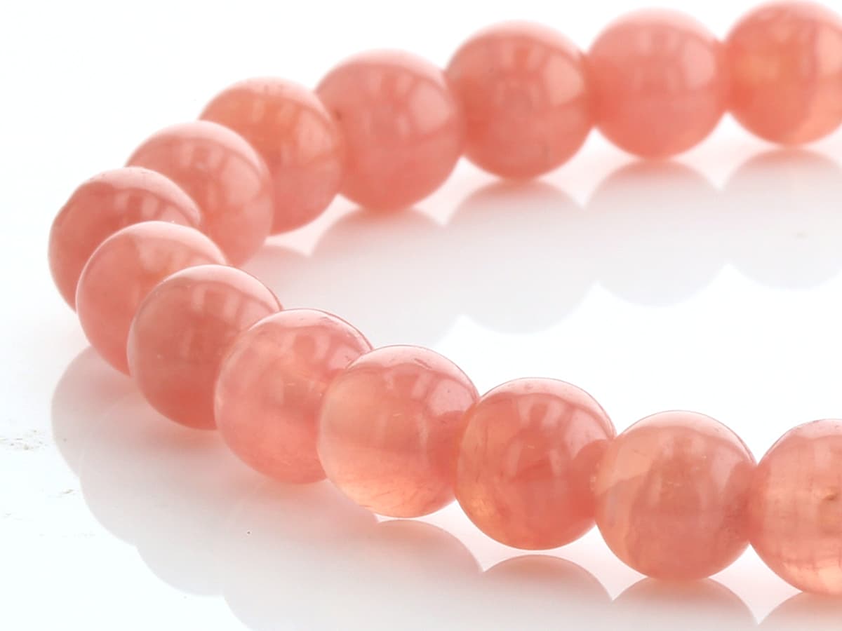 FORESTBLUEstone's tweet photo. やさしいピンクに、心がふっとほどける🌸✨
インカローズ（ロードクロサイト）のブレスレットです💎

淡いピンクから、ほんのり濃淡のある模様まで、
一珠一珠がそれぞれ違った表情を見せてくれます☺️
身に着けると、手元がぱっと明るくやさしい印象に。

インカローズは
❤️ 愛
🌿 癒し
🤍 自分を大切にする気持ち
を象徴する石として知られています。
毎日を少しやさしく過ごしたい時や、
心をゆるめたい時のお守りにもおすすめです✨

シンプルで身に着けやすく、
一本使いはもちろん、重ね着けにも相性の良いブレスレット🌈
自分へのご褒美や、大切な方へのギフトにもぴったりです🎁

#FORESTBLUE #フォレストブルー #パワーストーン #天然石 #インカローズ #ロードクロサイト #天然石ブレスレット #愛の石 #癒しの石 #お守りアクセサリー #重ね着け #パワーストーン好きな人と繋がりたい

🇺🇸 English SNS version

Soft pink that gently warms the heart 🌸✨
Inca Rose (Rhodochrosite) bracelet 💎

From pale pink tones to natural layered patterns,
each bead shows its own unique expression ☺️
Wearing it brings a soft and gentle touch to your style.

Inca Rose is known as a stone of
❤️ love
🌿 healing
🤍 self-care and compassion

A perfect talisman when you want to be kinder to yourself
and bring more warmth into your everyday life ✨

With its simple and versatile design,
this bracelet is beautiful on its own or layered 🌈
A lovely gift for yourself or someone special 🎁

#FORESTBLUE #PowerStone #NaturalStone #IncaRose #Rhodochrosite #CrystalBracelet #LoveStone #HealingCrystal #SpiritualJewelry #JapaneseQuality #StoneLovers