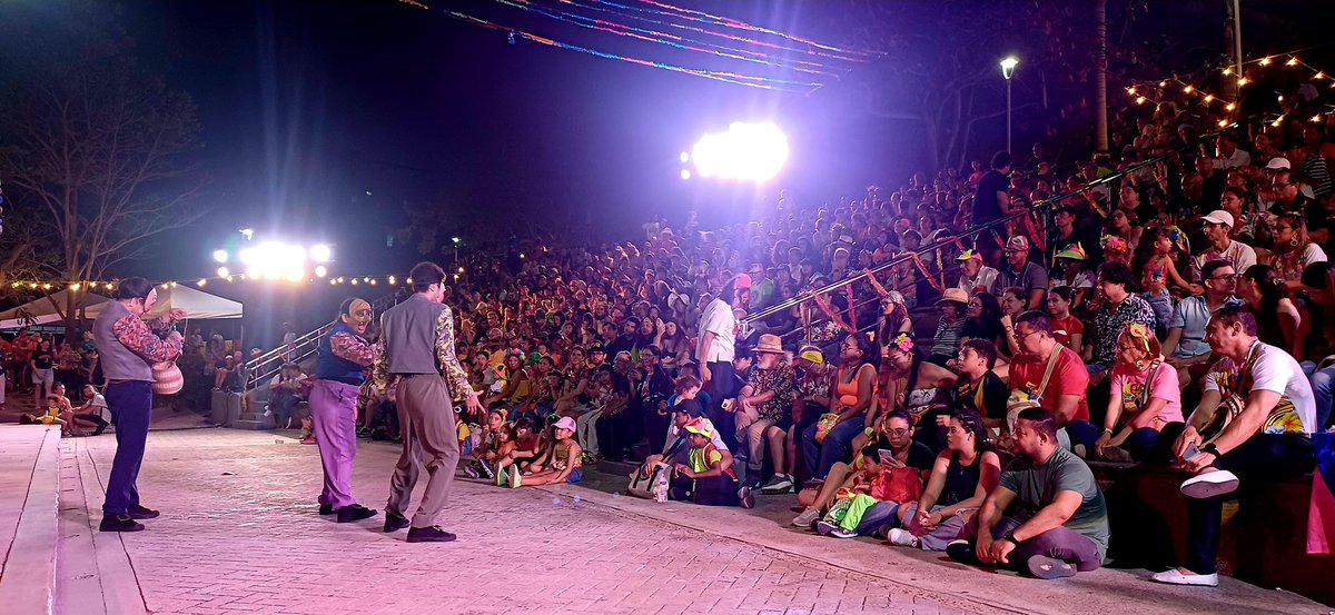 Niños y adultos disfrutan de la Carnavalada en la concha acústica del parque Sagrado Corazón. 🎭

23 agrupaciones de danza, teatro y música se toman el escenario con fuerza y tradición. 

Arte y cultura del Caribe para vivir el Carnaval en familia.