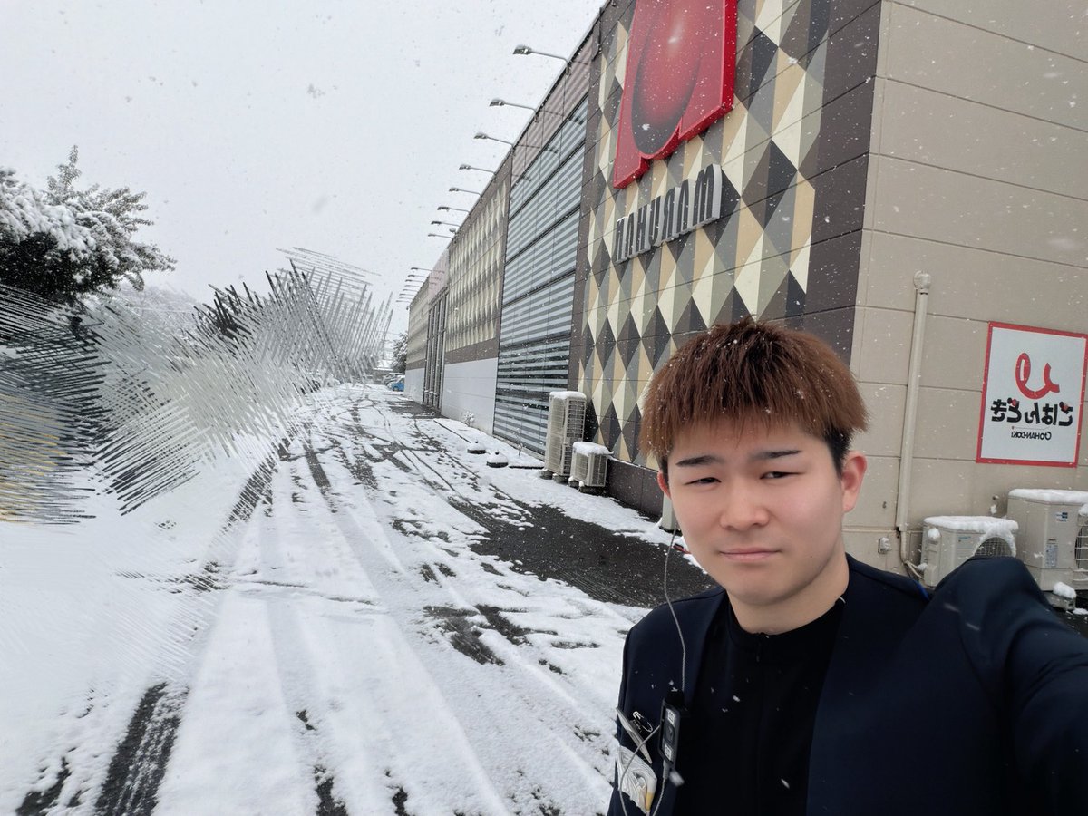 maruhan_s's tweet photo. こんにちは♪
相模原店のハルキです🐹

この前の寒波の際、、、
相模原にもたくさんの雪が！⛄️
昔は雪が嬉しかったのに、
大人になると大変な事が多くて
色々な事を考えてしまいますね、、、

皆様もお身体温かくして
お風邪など引かないようにしましょう˚·༊

#マルハン https://t.co/8ZRqMi1MTw