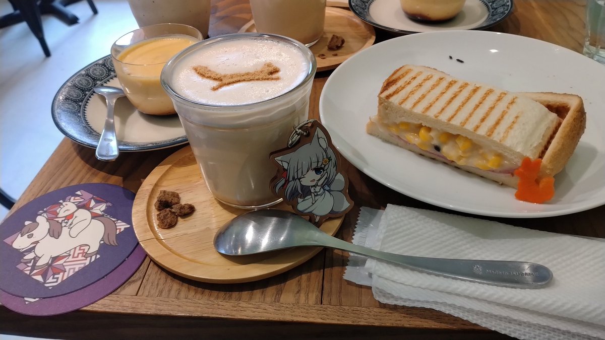 お昼はすぐ近くのデリカフェmimiさんで、こんこんサンドとこんこんラテを頂きました🦊
きつねはコーンもベーコンも好物ですからねー(ﾅﾆｲｳﾃﾝﾈﾝ