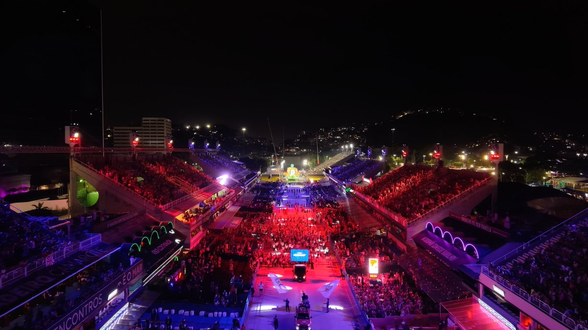 Lá vem a Botafogo Samba Clube! 🖤🤍

Com “O Brasil que floresce em Arte”, a escola transforma a Sapucaí num grande jardim e exalta a genialidade de Roberto Burle Marx, o artista que desenhou o Brasil com curvas, cores e natureza viva.