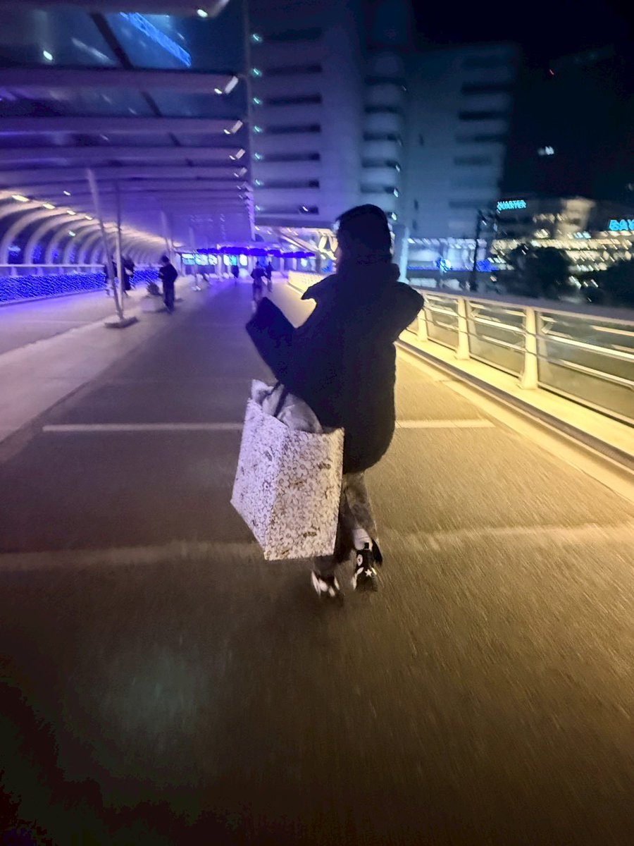 奇跡起きて神とじゃんけんしちゃった😭
しかも有難い事に、メロい神様は噂通りわざと負けてくれてこんな大層なソンムルをくださったよ😭
幸×1988818です😭🙏
ワイを見つけて選んでくれたスタッフさん方もジヨンくんもありがとう😭
周りのペンさんも皆んなおめでとうって声かけてくれて嬉しかった😭🩷