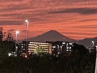 このあと11時10分頃からの
『スクールデイズ サンデーズ』🏫

今日は、
横浜市立いずみ野中学校の校歌を
お届けします！

在校生、卒業生はもちろん、
地域の皆さん思い出メッセージを送ってください！

📨は manten@fmyokohama.jp まで！

📻 radiko.jp/share/?t=20260… 
#ノルオブ #NOLOV #まんてん847