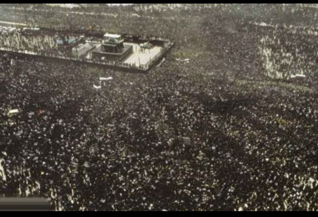 MansouriSirwan's tweet image. 🔴جمعیت حاضر در تشییع جنازه خمینی در سال ۶۸:
📌رسانه‌های داخلی: حدود ۱۰ میلیون نفر،  گزارش‌های بین‌المللی: بین ۲ تا ۳ میلیون،
 منابع غربی: حدود ۵ تا ۸ میلیون نفر،
جمله منتسب به آناتول فرانس: حتی اگر میلیون‌ها نفر به یک امر احمقانه باور داشته باشند، باز هم آن چیز، احمقانه است.