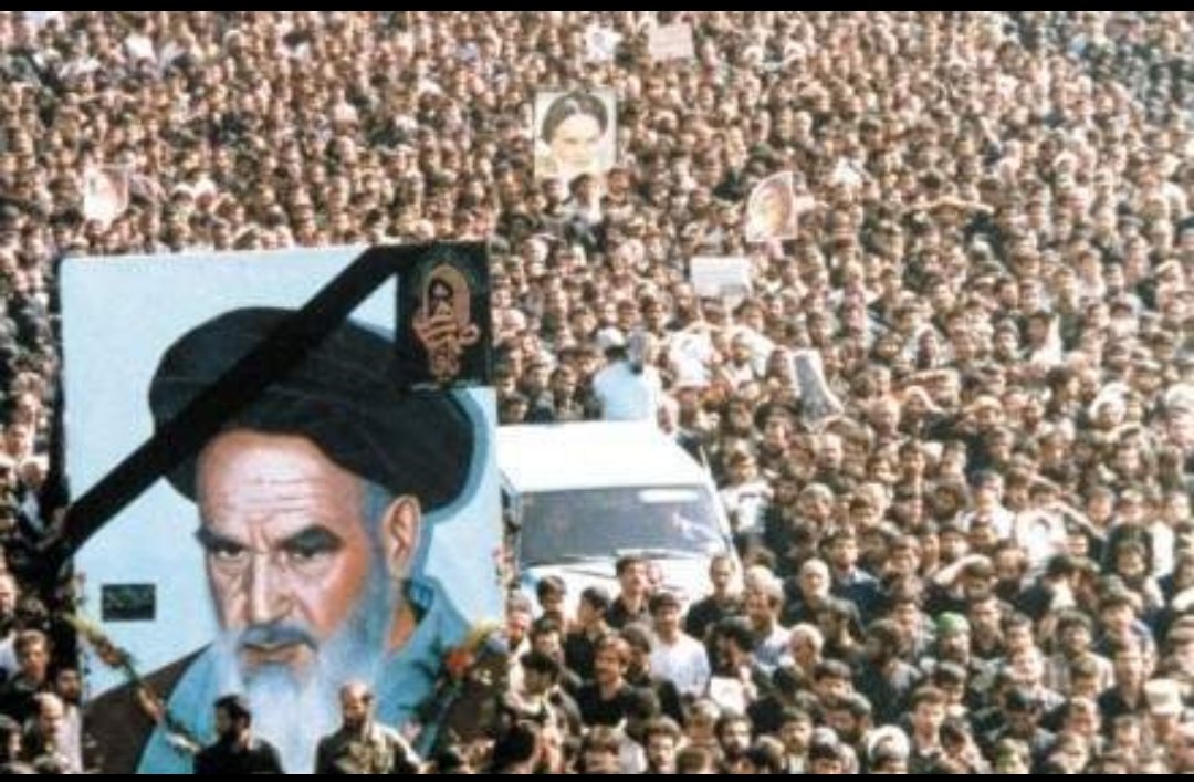 MansouriSirwan's tweet image. 🔴جمعیت حاضر در تشییع جنازه خمینی در سال ۶۸:
📌رسانه‌های داخلی: حدود ۱۰ میلیون نفر،  گزارش‌های بین‌المللی: بین ۲ تا ۳ میلیون،
 منابع غربی: حدود ۵ تا ۸ میلیون نفر،
جمله منتسب به آناتول فرانس: حتی اگر میلیون‌ها نفر به یک امر احمقانه باور داشته باشند، باز هم آن چیز، احمقانه است.