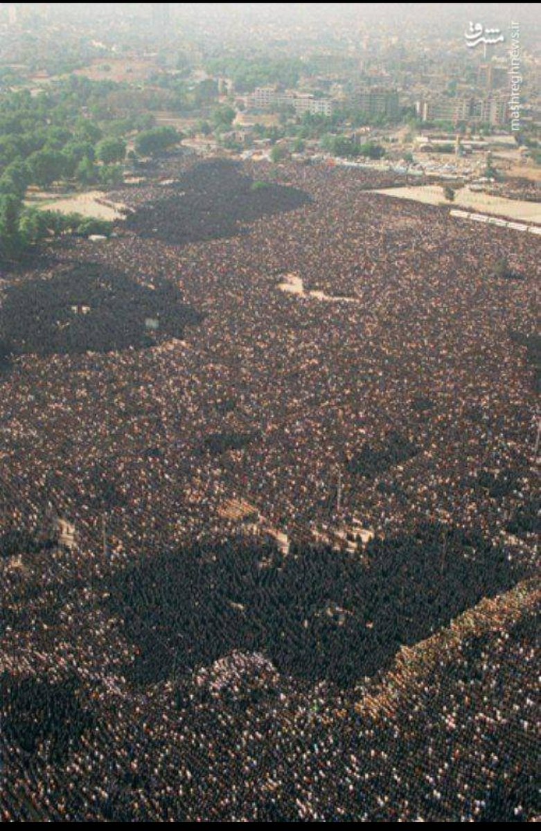 MansouriSirwan's tweet image. 🔴جمعیت حاضر در تشییع جنازه خمینی در سال ۶۸:
📌رسانه‌های داخلی: حدود ۱۰ میلیون نفر،  گزارش‌های بین‌المللی: بین ۲ تا ۳ میلیون،
 منابع غربی: حدود ۵ تا ۸ میلیون نفر،
جمله منتسب به آناتول فرانس: حتی اگر میلیون‌ها نفر به یک امر احمقانه باور داشته باشند، باز هم آن چیز، احمقانه است.