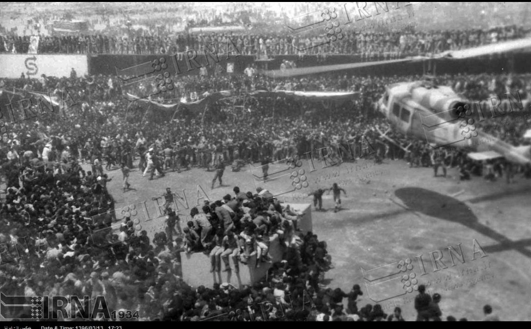 MansouriSirwan's tweet image. 🔴جمعیت حاضر در تشییع جنازه خمینی در سال ۶۸:
📌رسانه‌های داخلی: حدود ۱۰ میلیون نفر،  گزارش‌های بین‌المللی: بین ۲ تا ۳ میلیون،
 منابع غربی: حدود ۵ تا ۸ میلیون نفر،
جمله منتسب به آناتول فرانس: حتی اگر میلیون‌ها نفر به یک امر احمقانه باور داشته باشند، باز هم آن چیز، احمقانه است.