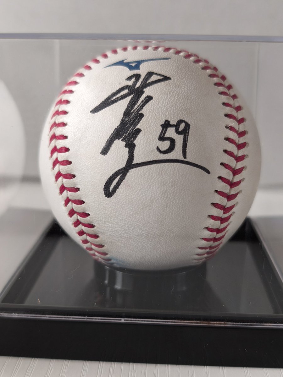 128219465's tweet photo. 野球好きな方に聞きたいんですが、このサインボールは、誰のサインボールか分かりますか？
#サインボール
#野球
#野球好き 
#教えてください https://t.co/eLqQz1eDY7