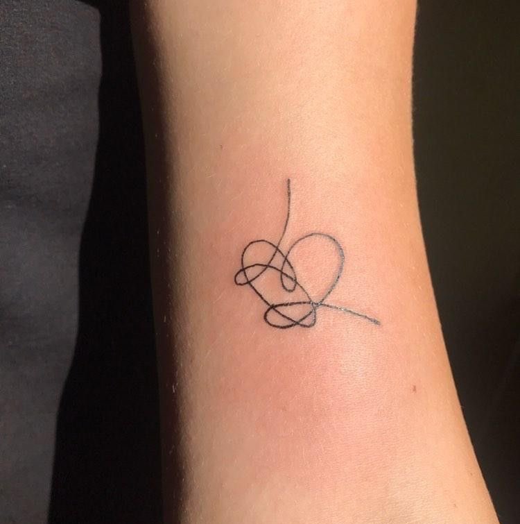 rmnegaoo's tweet image. essa discussão sobre “identidade visual” com blink, me fez lembrar da “primeira vez dos meninos no grammy, com a capa de love yourself tear. hoje existem diversas pessoas que sequer são fãs ou não conhecem, que tem os traços da capa do álbum TATUADOS no corpo, porque é IMPECÁVEL