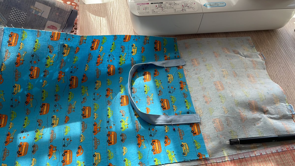 KyonUcz's tweet photo. 今日は暖かいので暖房を付けないで作業をしてます。
#ハンドメイド
#体操入れ巾着袋
#小学校入学準備 https://t.co/oIm89UZfdm