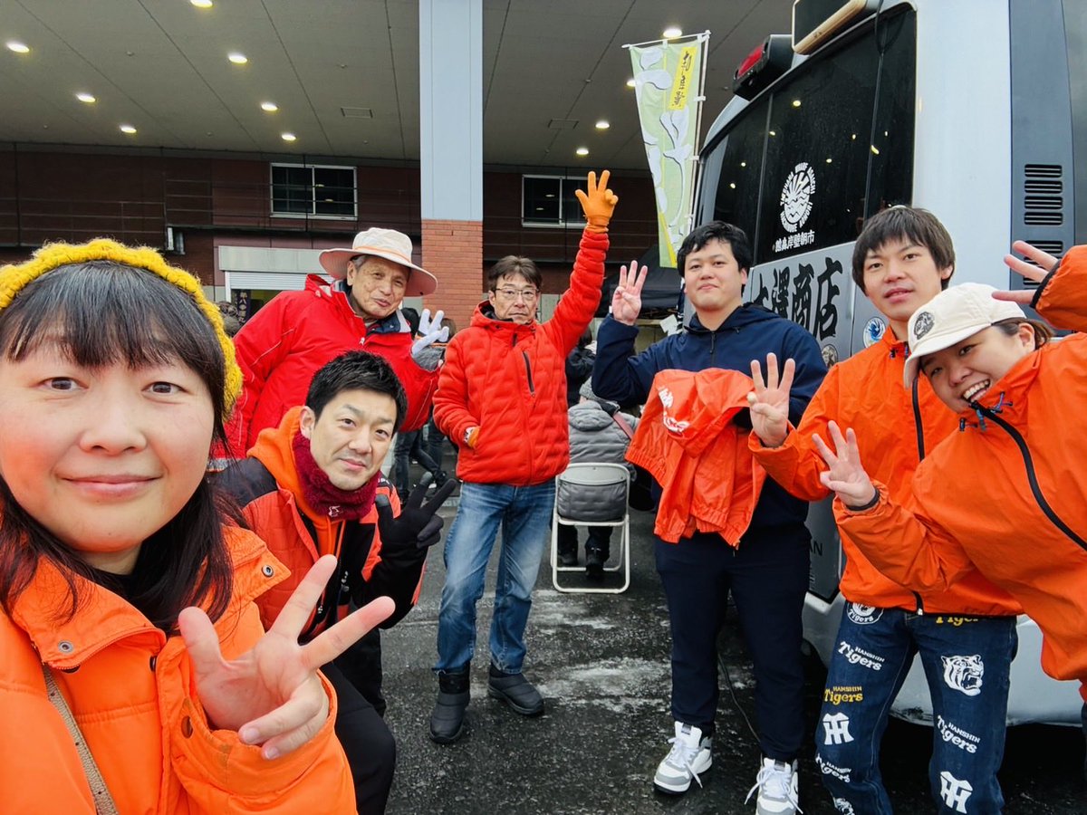 sanseito_aomori's tweet photo. 本日の朝市では、あたたかい豚汁のお振舞いもあり、いつも以上に多くの方で賑わいました🥢✨

若い党員さんたちも参加し、力を合わせてビラ250枚をお届けすることができました☺️

「比例で参政党と書いたよ！」
「議席増えたね、おめでとう㊗️」

たくさんの温かいお声がけ、本当にありがとうございます。
皆さまの応援が私たちの力です。

これからも地域に根ざし、一歩一歩、着実に取り組んでまいります！
引き続きご支援よろしくお願いいたします✨
#日本人ファースト
#ひとりひとりが日本
#参政党
#八戸
#参政党青森