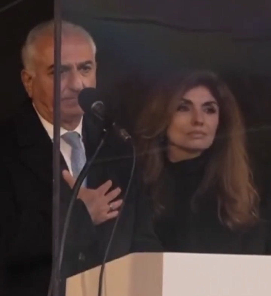 در جوامع متمدن، رهبران سیاسی در کنار همسران‌شان حضور دارند.
همسر یک رهبر، شریک مسیر و بخشی از هویت اجتماعی اوست. کسی که در تصمیم‌ها، فراز و فرودها و حتی موفقیت‌هایش نقش دارد، نه سایه‌ای پشت پرده.