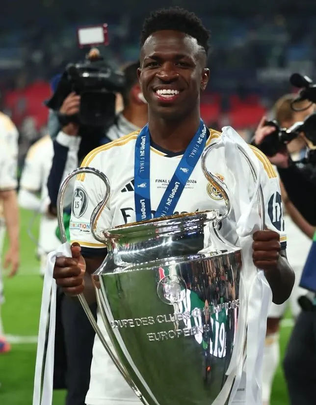 - 200 participações em gols pelo Madrid;
- 15 títulos;
- 2 Champions League;
    (com um gol em cada final)
- Melhor jogador do Mundo FIFA;

A carreira de Vinícius José Paixão de Oliveira Júnior na Europa é inquestionável. Só os 3R's (Rivaldo, Ronaldo e Ronaldinho) foram maiores