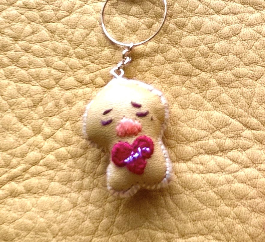 asterisk_jj's tweet photo. 今、お出掛けしようと思って気が付いたんだけど…

ファンミの時に作ったジョンダックの、携帯画面拭き拭き用に作ってiPhoneにぶら下げてた子がいない…
(画像はイヤリング用に作ったやつ)

いつ居なくなったの…
職場？
それとも通勤途中の雪の中…？🥲 https://t.co/bQmNH8zOKL