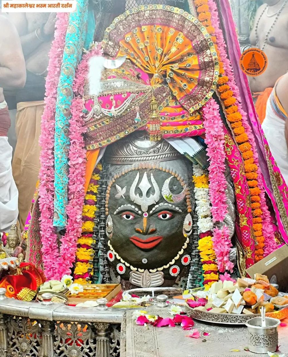 कालों के काल, महाकाल 🔱
पावन महाशिवरात्रि के अवसर पर भगवान महादेव से प्रार्थना है कि वे सभी के जीवन से अंधकार दूर कर सुख, शक्ति और समृद्धि प्रदान करें।

“ॐ त्र्यम्बकं यजामहे सुगन्धिं पुष्टिवर्धनम्।
उर्वारुकमिव बन्धनान्मृत्योर्मुक्षीय मामृतात्॥”

हर हर महादेव 🙏

#Mahashivratri