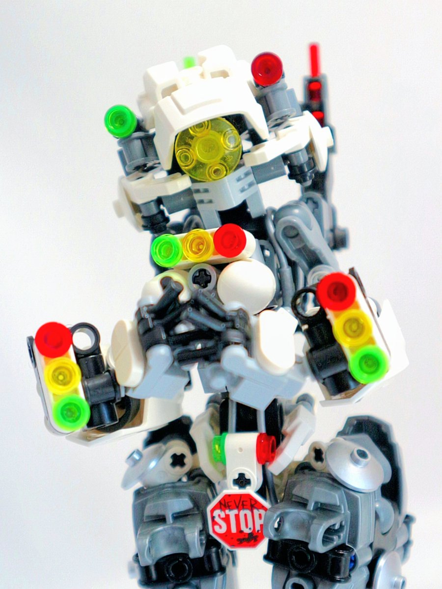 こずえちゃん

見ての通りの信号機系のメイデンロイド
常に視線が「黄色信号」なのが意味ありポイントです