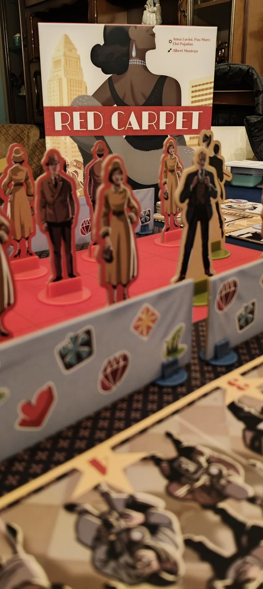 A la atención de los señores de <a href="/DevirIberia/">Devir Iberia</a>  por favor, NECESITAMOS EXPANSIÓN, REPITO, NECESITAMOS EXPANSIÓN  🚨🚨🚨 Muuuuuy guapo este "Red Carpet" de Anna Pucini  Pau Moré y <a href="/eloipujadas/">Eloi Pujadas</a>