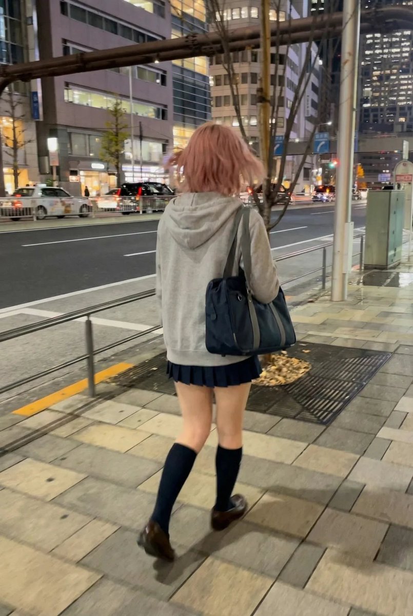 １〜２枚目：アニメを実写化
→NanoBananaで実写化モデルの髪や服装をリアルに調整
３枚目：実際に撮影した画像を用意
４枚目：実写化モデルが撮影場所を歩いている画像を生成