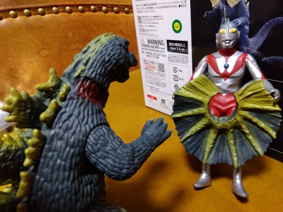 出勤前にジラースが届いた。怪獣消しゴムの襟巻切り落として『ゴジラ