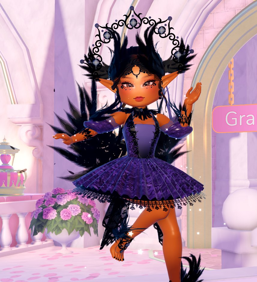 I'm finally home. and I got a chance to look at the new set. The first thing it made me think of was the Black Swan from Swan Lake🖤