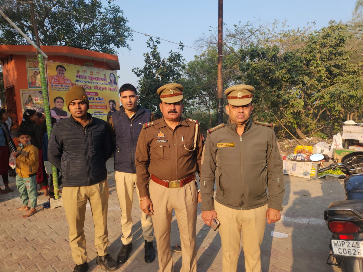 budaunpolice's tweet photo. #Sspbdn के निर्देशन में #महाशिवरात्रि पर्व के अवसर पर कानून एवं शान्ति, सुरक्षा व्यवस्था के दृष्टिगत #थाना_वजीरगंज क्षेत्रान्तर्गत मंदिरों पर तैनात रहकर कुशल प्रबंधन व्यवस्था सुनिश्चित करते हुए शांतिपूर्ण जलाभिषेक कराया जा रहा है।  #UPPolice@budaunpolice https://t.co/uNqksQlkKY