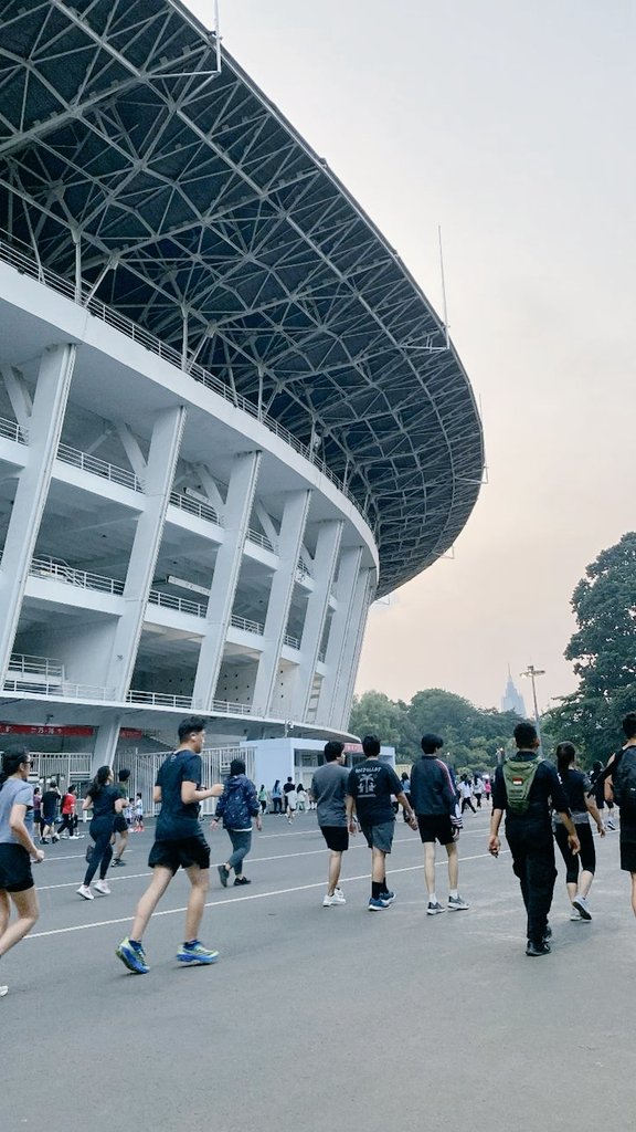 ㅤ

ㅤㅤ     ㅤㅤ📍𝗚𝗕𝗞, 𝗦𝗲𝗻𝗮𝘆𝗮𝗻.

Biasanya ngegym atau pilates tiap minggu. Kali ini diajakin lari sama Wawan. Terus nanti mam mie ayam. 🤤

ㅤㅤ     ㅤ