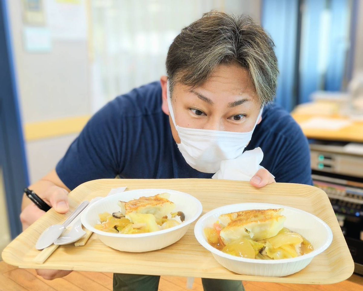 roba78MHz's tweet photo. 今日の知ったかワールドは、マッスル渡辺さんが 
「オリンピックを支える「食」についての知ったか～～っ！！」についてプレゼンしてくれましたー！  

渡辺さんが持っている料理(パワー餃子丼)は、
味の素の公式サイトで確認してみてください🥟

@tim1134 @nakamura_ai @nabeana
#bayfm #テルサン https://t.co/2nv95G5TD0
