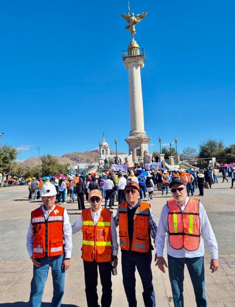 #Hoy el sector #minero de #Chihuahua se manifiesta para honrar la memoria de nuestros compañeros #mineros y para exigir justicia y seguridad. #MineríaUnida #Justicia #Concordia #NosFaltan10 #LosMinerosDebenVolverACasa #LosMinerosEstamosDeLuto #LaMineríaUnidaPorMéxico <a href="/AimmgmCap/">Cap-Aimmgm</a>